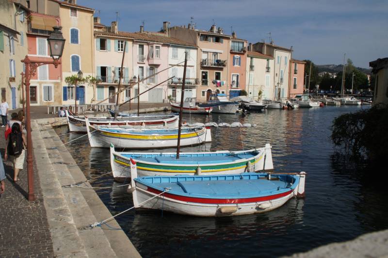 Flâner dans le centre historique de Martigues depuis l’hôtel Golden Tulip, entre canaux, placettes et maisons colorées