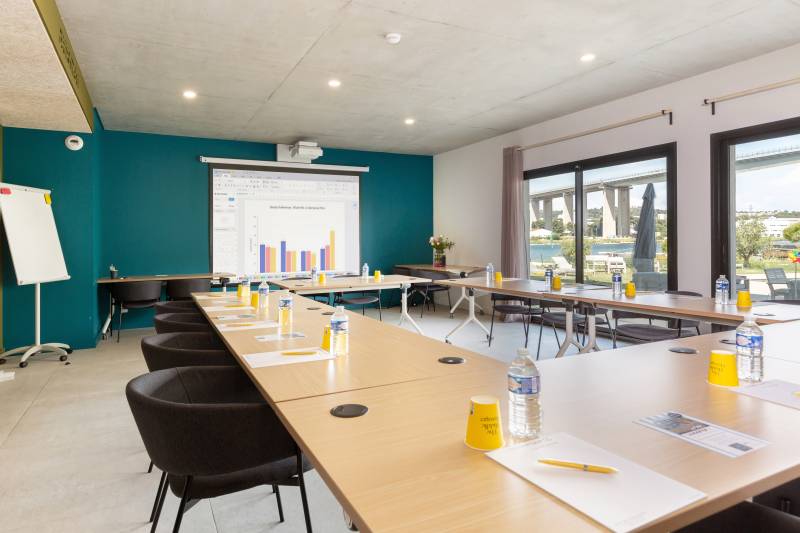 Salle de séminaire au Golden Tulip Martigues : espace modulable, équipements professionnels et formules sur-mesure pour vos événements d’entreprise