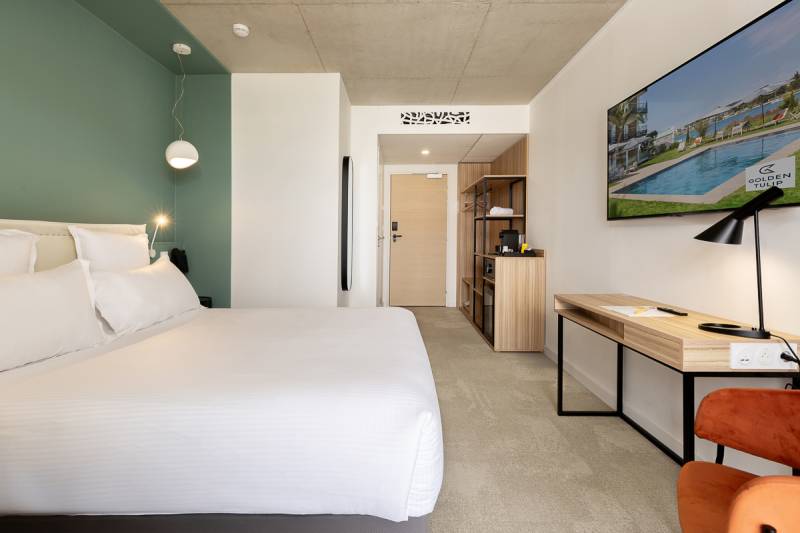 Chambre Supérieure avec balcon Golden Tulip Martigues : vue sur piscine, climatisation, Wi-Fi haut débit, literie premium et décoration élégante en Provence