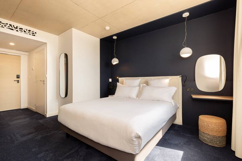 Chambre Standard Golden Tulip Martigues : confort, modernité, literie premium, Wi-Fi, TV 55 pouces et plateau d’accueil dans hôtel 4 étoiles à Martigues