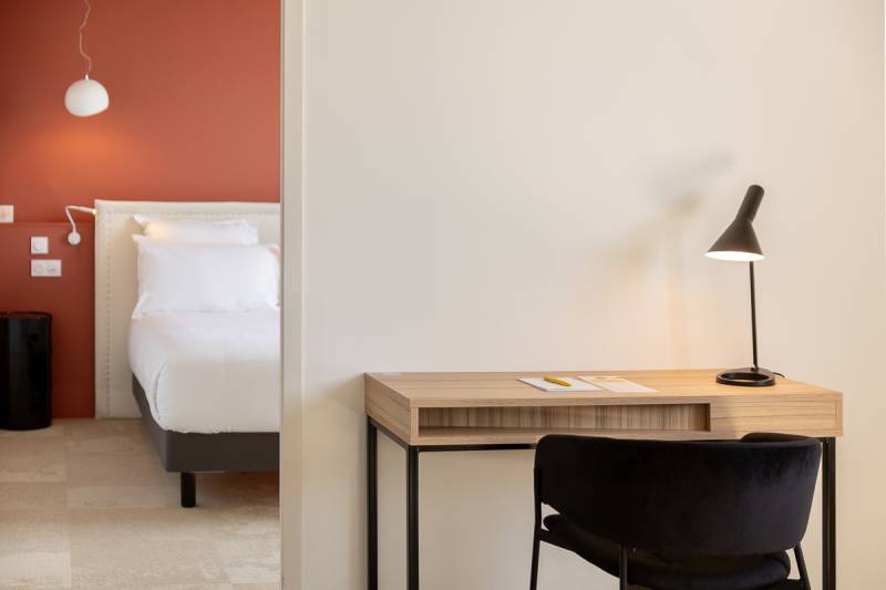 Suite familiale Golden Tulip Martigues : espace, élégance et confort pour famille ou long séjour avec salon, TV, minibar et balcon avec vue panoramique