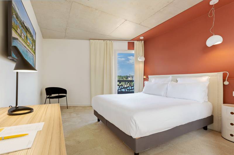 Junior Suite Golden Tulip Martigues : chambre spacieuse pour 1 à 4 personnes avec salon, Nespresso, minibar et prestations haut de gamme en Provence