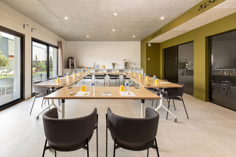 Organisez votre séminaire résidentiel au Golden Tulip Martigues : hébergement 4 étoiles, salle équipée et restauration sur-mesure